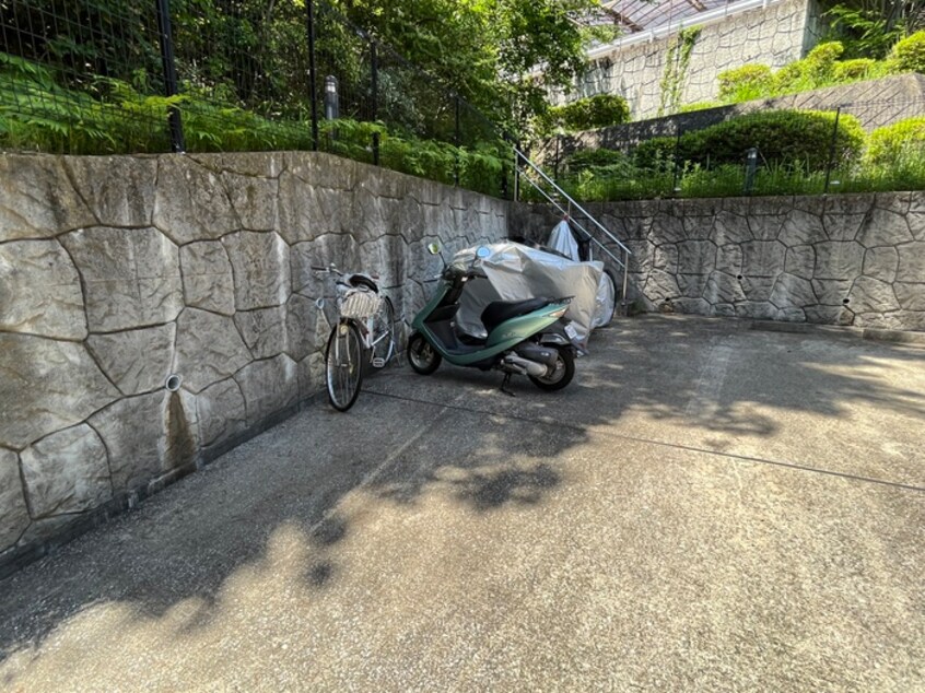 駐輪場 ｻﾝﾗｳﾞｨｰﾇ甲陽園