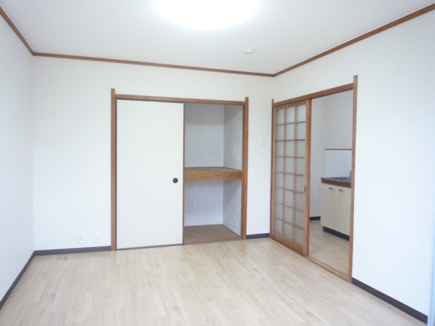 居室 由上ビル