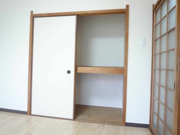 収納 由上ビル
