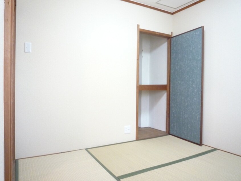 収納 由上ビル