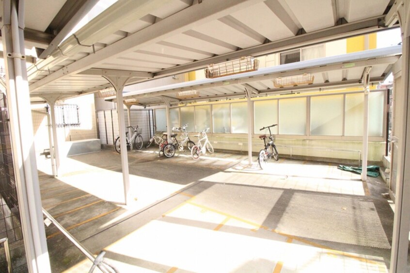 駐輪場 アロハ三宮