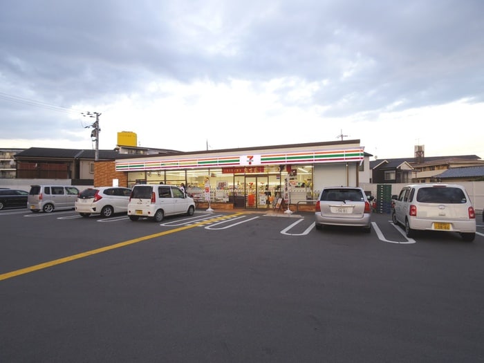 セブンイレブン(コンビニ)まで260m スカイコ－ポ久御山Ｂ棟