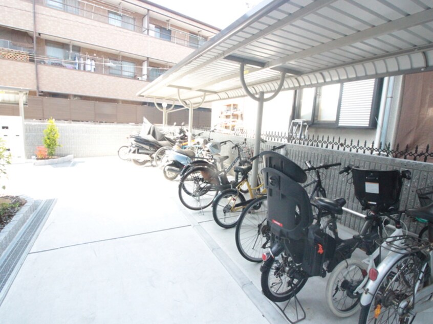 駐輪場 アーモンドアイ