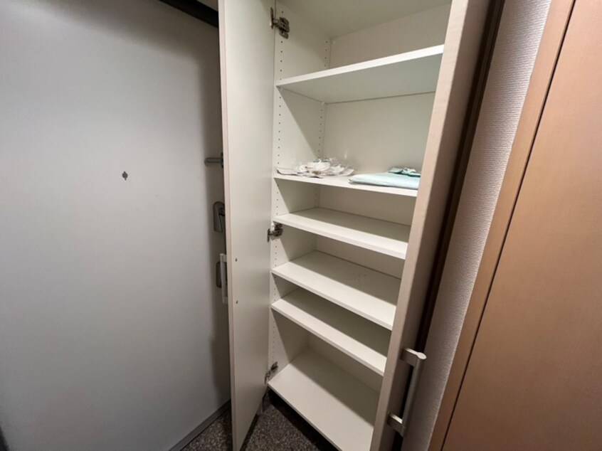 靴箱 ジュネ－ゼグラン上本町(６０３)