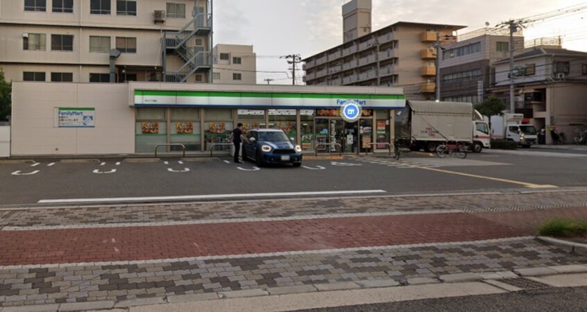 ファミリーマート(コンビニ)まで400m ハイツ石村