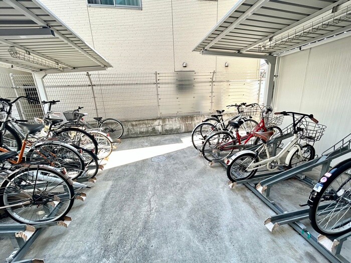 駐輪場 ＶＩＬＬ　ＢＯＵＱＵＥ湯里