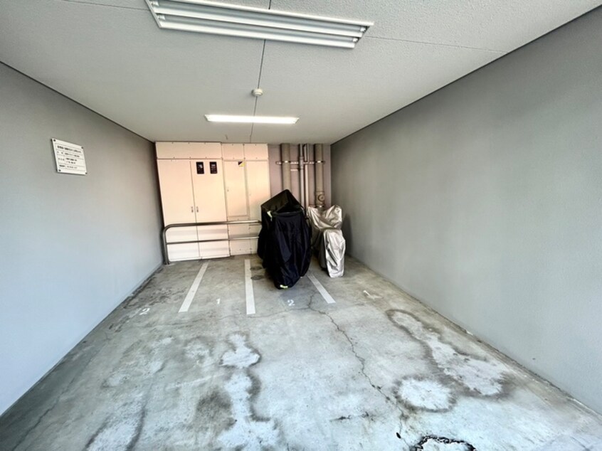 バイク置き場 ＶＩＬＬ　ＢＯＵＱＵＥ湯里