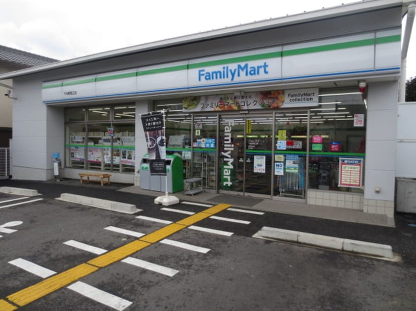 ファミリーマート(コンビニ)まで350m リブカントリー
