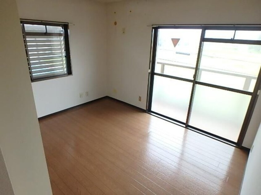 居室 尾勝山ハイツ