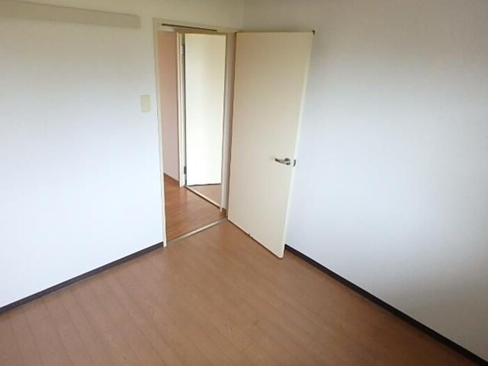 居室 尾勝山ハイツ