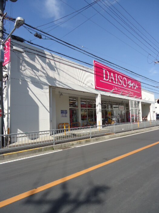 ダイソー門真東田店(100均)まで1000m カメリア　サザンカ