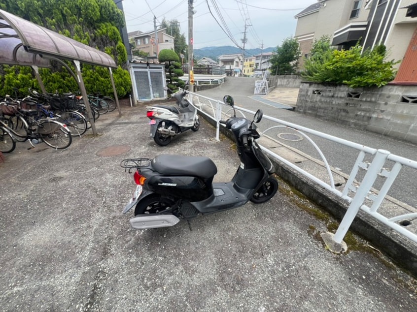 バイク置き場 ハイツアサカワ