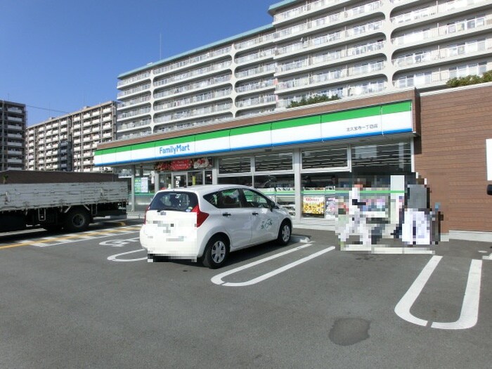 ファミリーマート八尾北久宝寺1丁目店(コンビニ)まで500m カサ・クレスト