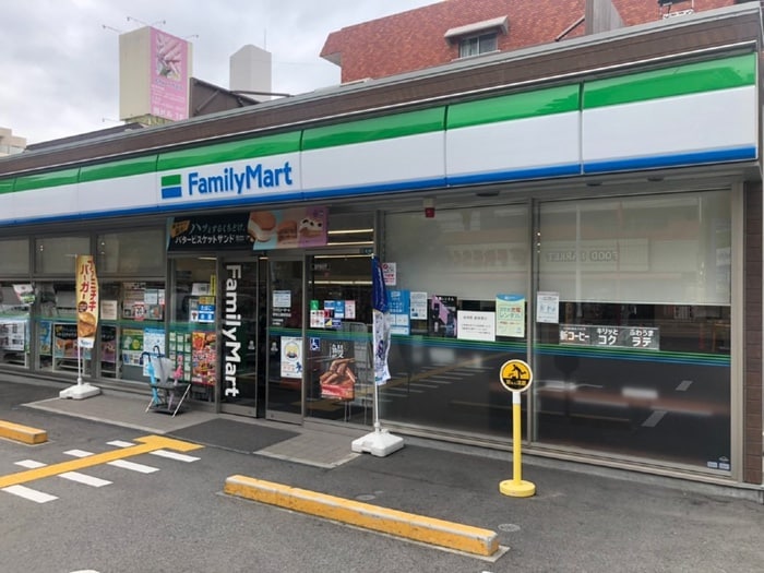ファミリーマート 吹田千里山高塚店(コンビニ)まで240m 高塚増田ﾊｲﾂ