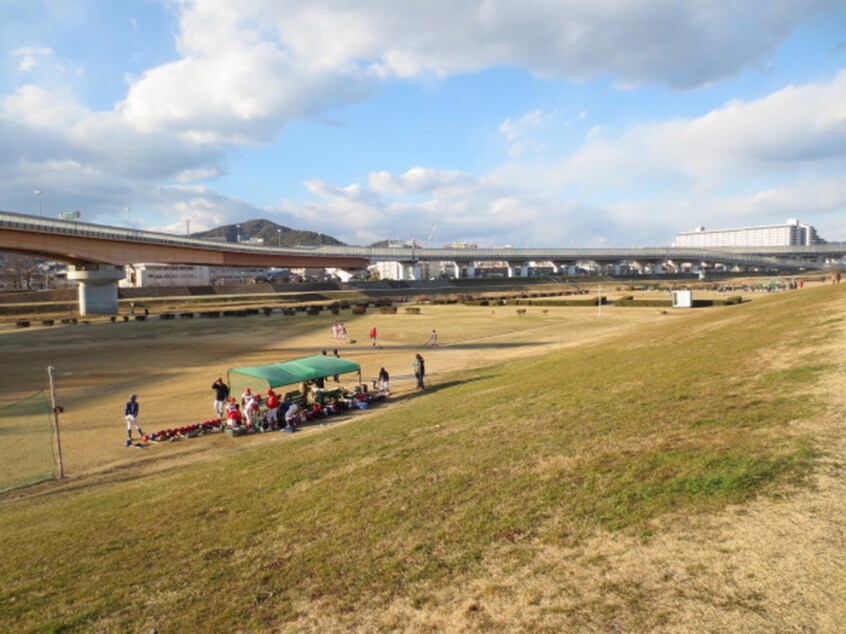 猪名川河川敷(公園)まで1000m コ－ラルパレス