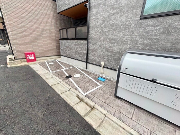 バイク置き場 セレニティ法善寺