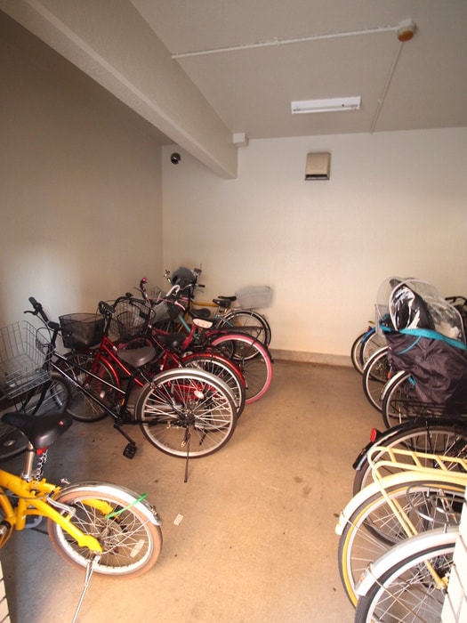 駐輪場 メゾンベルレーヌ