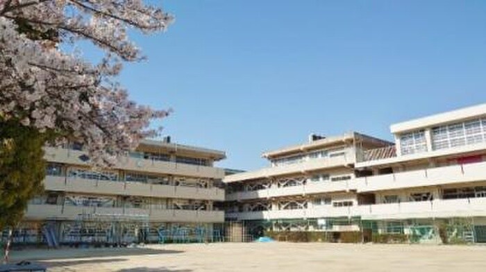 千里第三小学校(小学校)まで916m サンハイツ