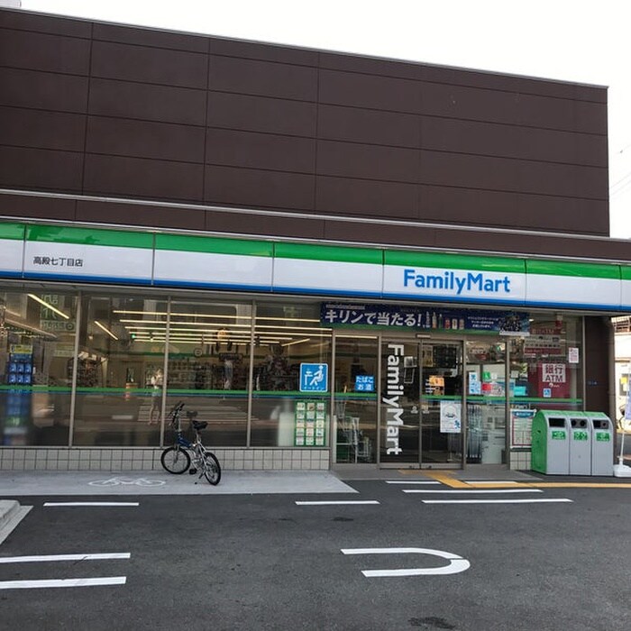 ファミリーマート高殿7丁目店(コンビニ)まで700m ラフィ－ネ鶴丸