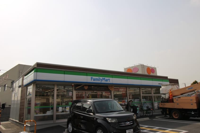 ファミリーマート 四條畷岡山東店(コンビニ)まで400m エスポワ－ル東谷