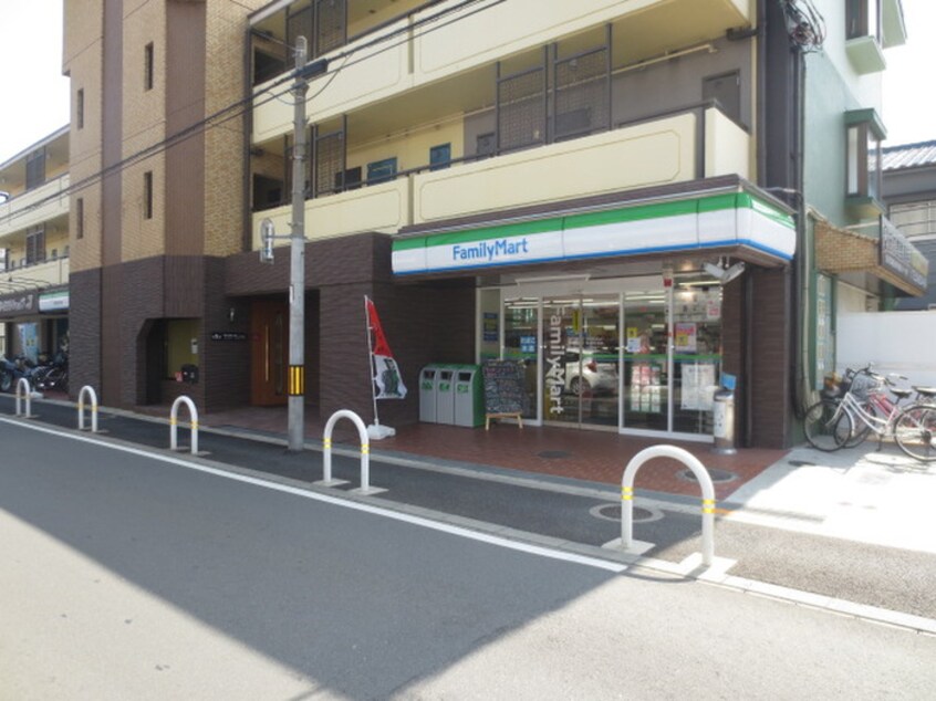 ファミリーマート 東大阪近江堂店(コンビニ)まで560m Valenti小阪