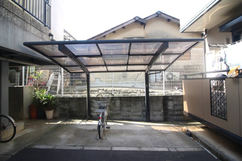 駐輪場 花家
