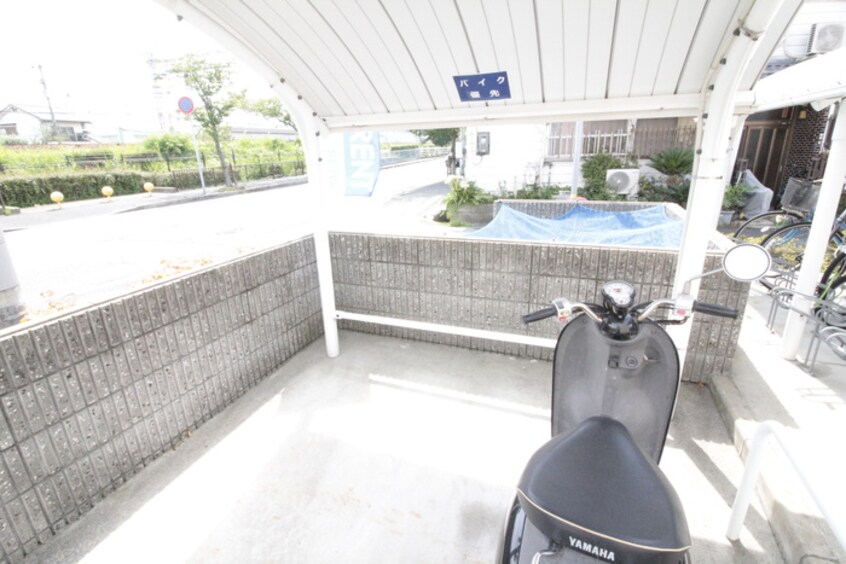 バイク置き場 アクシス
