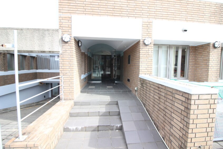 エントランス部分 ファミリ－ハイツ岡町