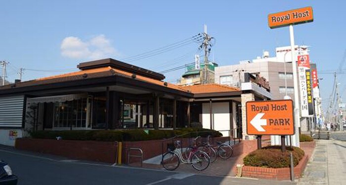 ロイヤルホスト(その他飲食（ファミレスなど）)まで80m ボヌール本山中町