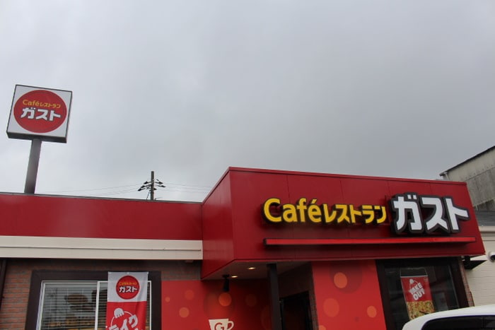 ガスト 神戸北別府店(その他飲食（ファミレスなど）)まで300m フェリチタ