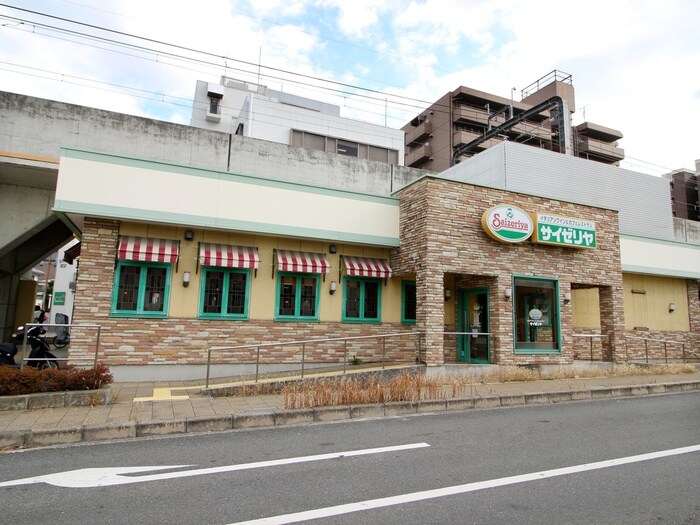 サイゼリヤ阪急岡町駅店(その他飲食（ファミレスなど）)まで106m ヴィラ豊中