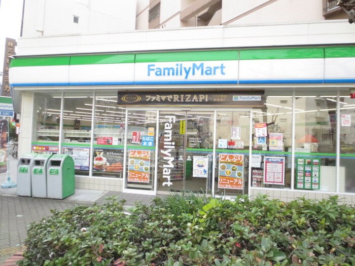 ファミリーマート(コンビニ)まで390m ラグゼ江戸堀