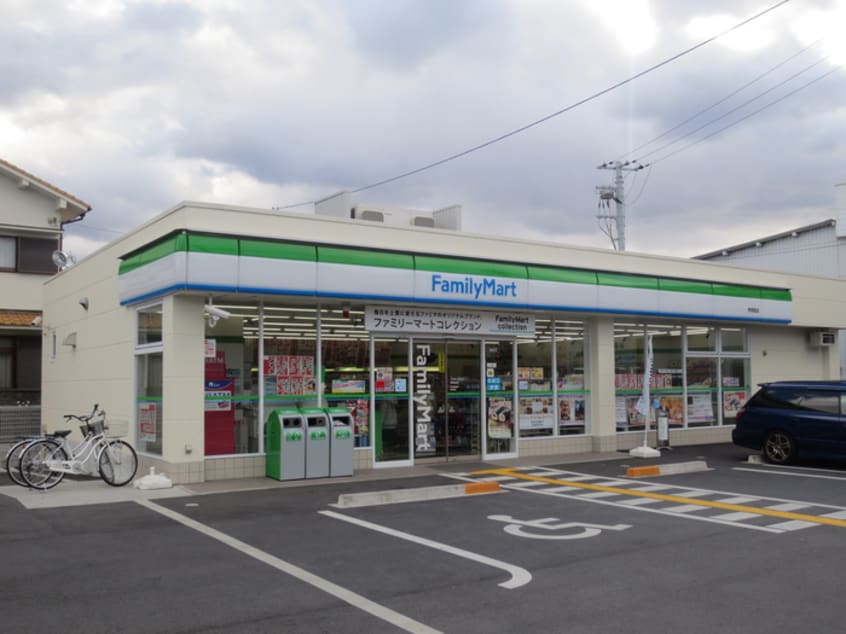 ファミリーマート(スーパー)まで600m プティセゾン草部