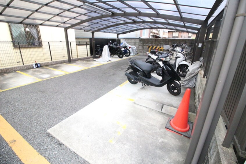 バイク置き場 シャトーニシムラ