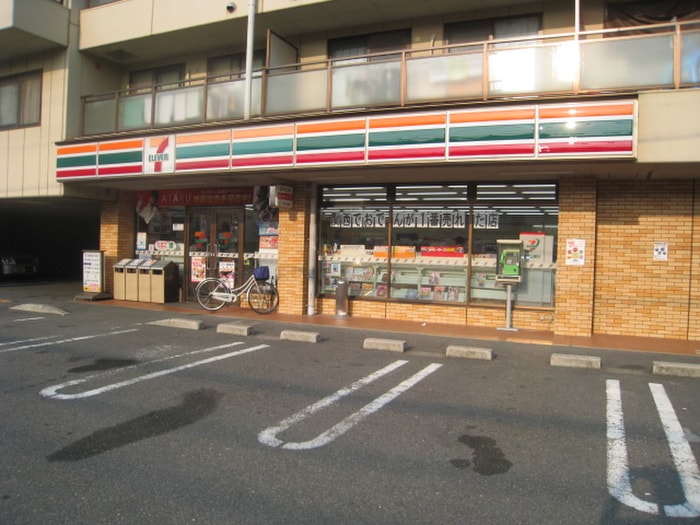 セブンイレブン(コンビニ)まで273m エスポワール山之上東街　B棟