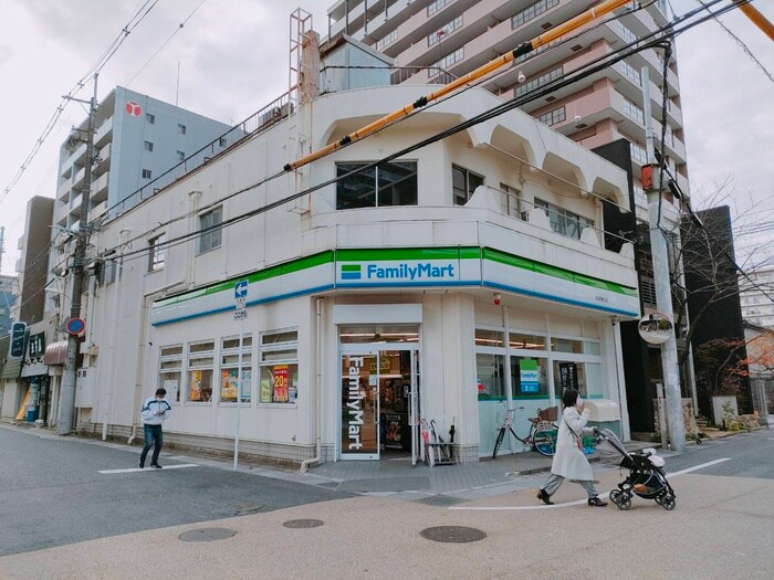 ファミリーマート草津駅東口店(コンビニ)まで700m Ｃａｓａ横町