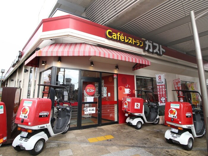 ガスト阪急岡町駅前店(その他飲食（ファミレスなど）)まで133m 山田ハイツ