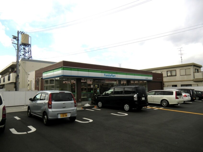 ファミリーマート八幡男山金振店(コンビニ)まで237m ヴィラいずみ