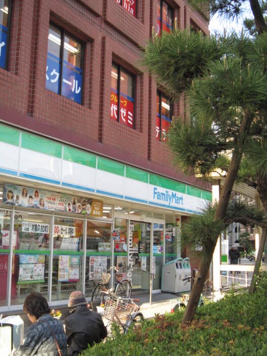 ファミリーマート鶴橋駅前店(コンビニ)まで333m ラ・フェスタ真田山