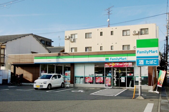 ファミリーマート庄内栄町店(コンビニ)まで215m 弥生ハウス