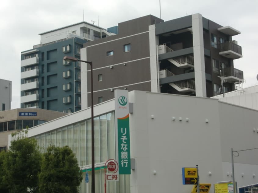 りそな銀行(銀行)まで700m パレスサイト