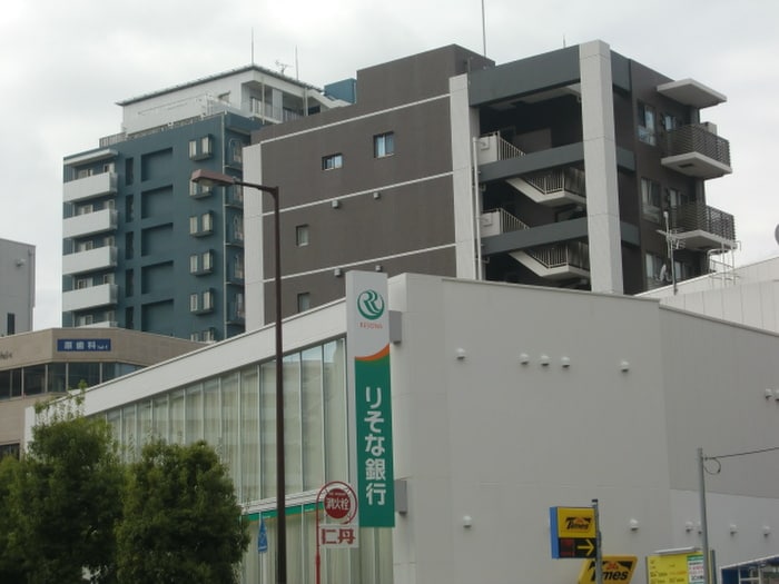 りそな銀行(銀行)まで700m パレスサイト