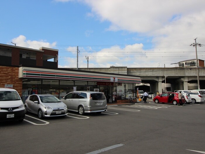 物件(コンビニ)まで682m GARDENIA高井田