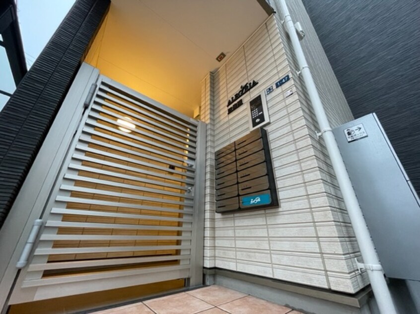 エントランス部分 ALEGRIA四条畷