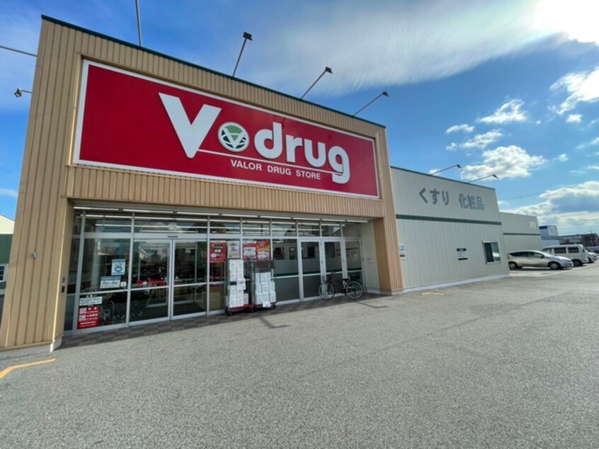 Vドラック霊仙寺店(ドラッグストア)まで700m １ｓｔ.ヴァンサン館