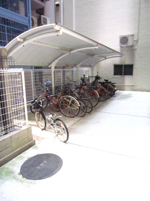 駐輪場 アネスト北堀江