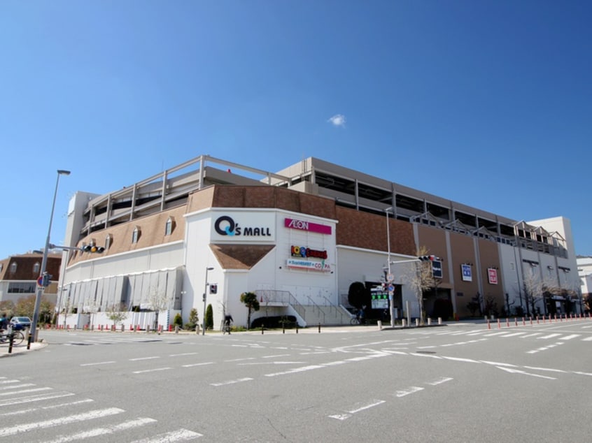 みのおキューズモール(ショッピングセンター/アウトレットモール)まで697m ヴァンクリ－フ