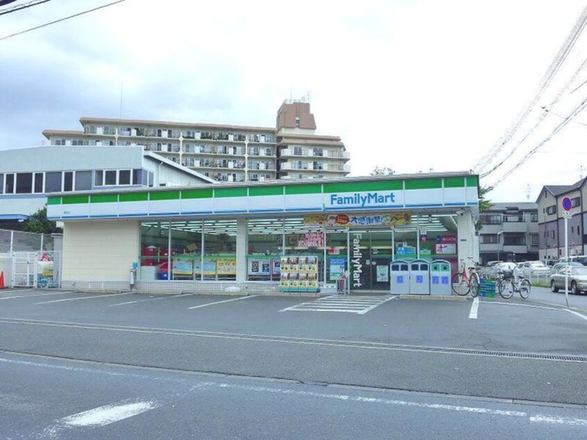 ファミリーマート鴻池店(コンビニ)まで850m ルミエール