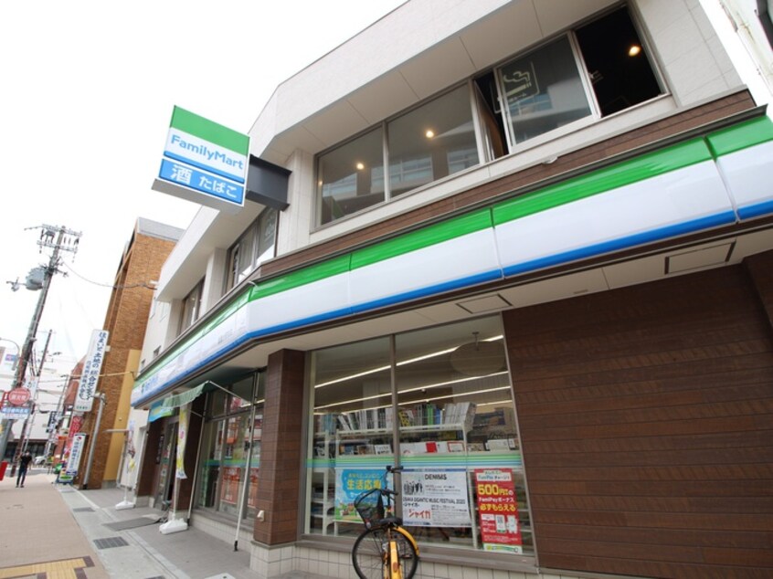 ファミリーマート鈴蘭台駅前店(コンビニ)まで800m 東町ハイツ