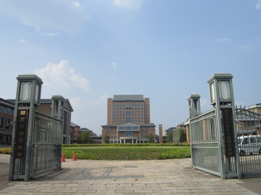 関西外国語大学(大学/短大/専門学校)まで355m ｃｈｏｕｃｈｏｕ中宮